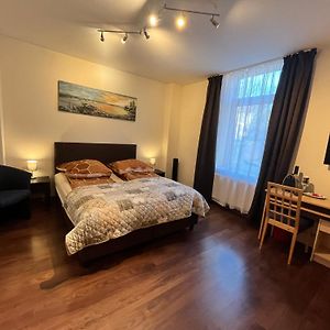 Großes Zimmer mit Kingsize-Bett